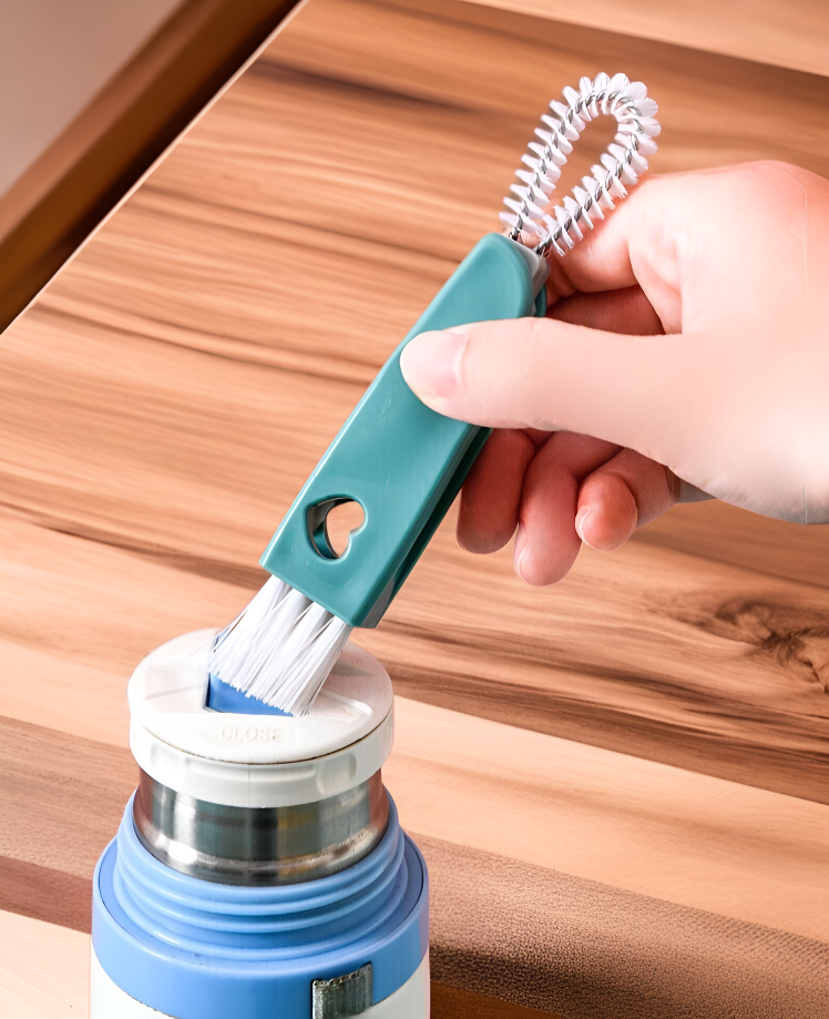 キッチンの隙間を掃除する多機能ブラシ