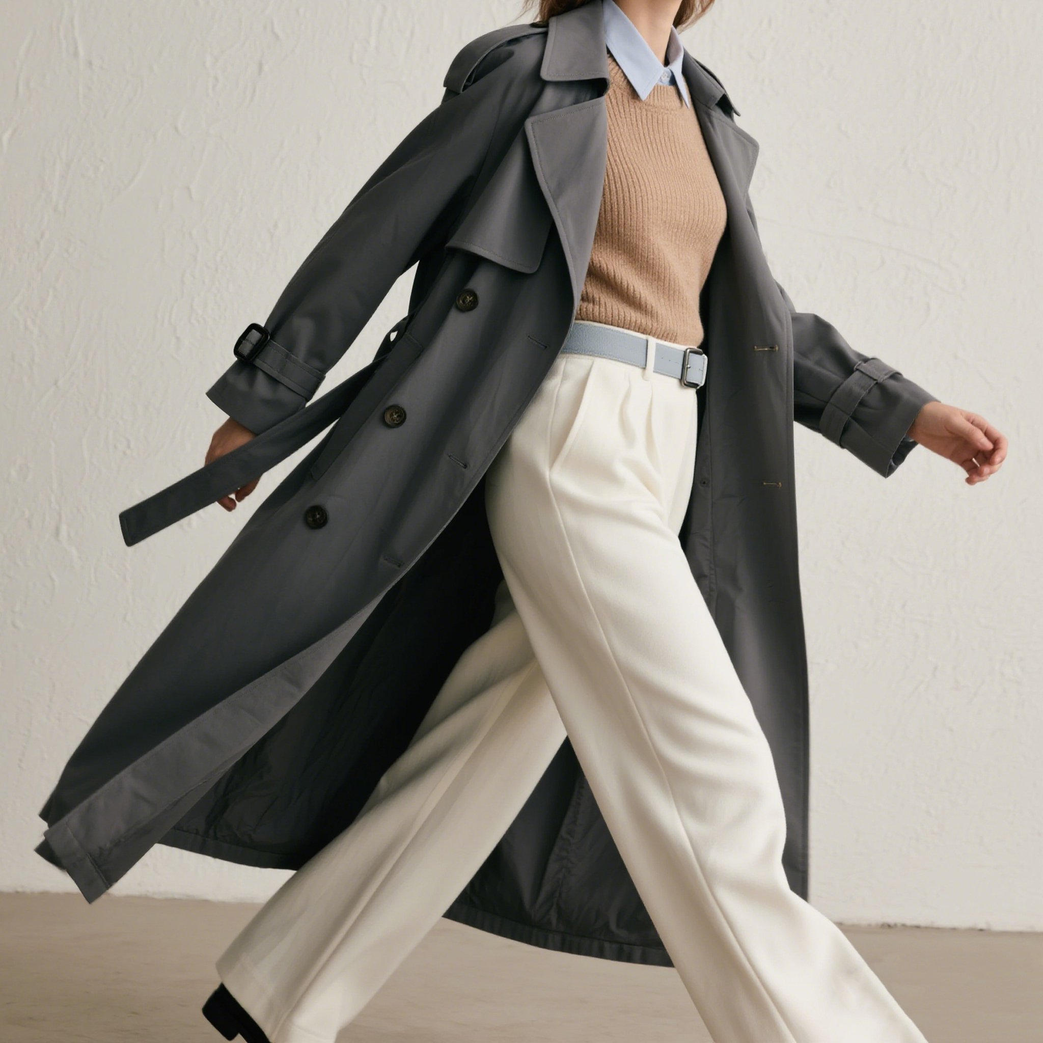 세련된 오피스룩 트렌치 자켓 착용 모습