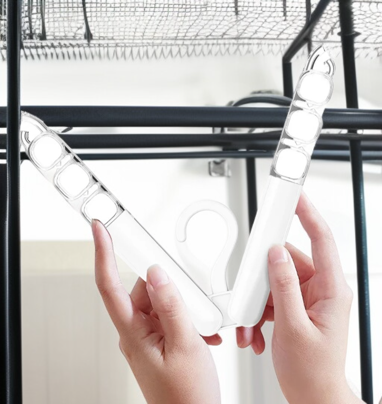 간편하게 접어서 수납 가능한 옷걸이