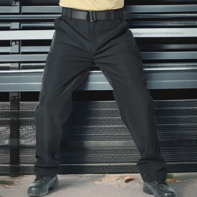 収納力が高い多機能ポケット付きタクティカルパンツ