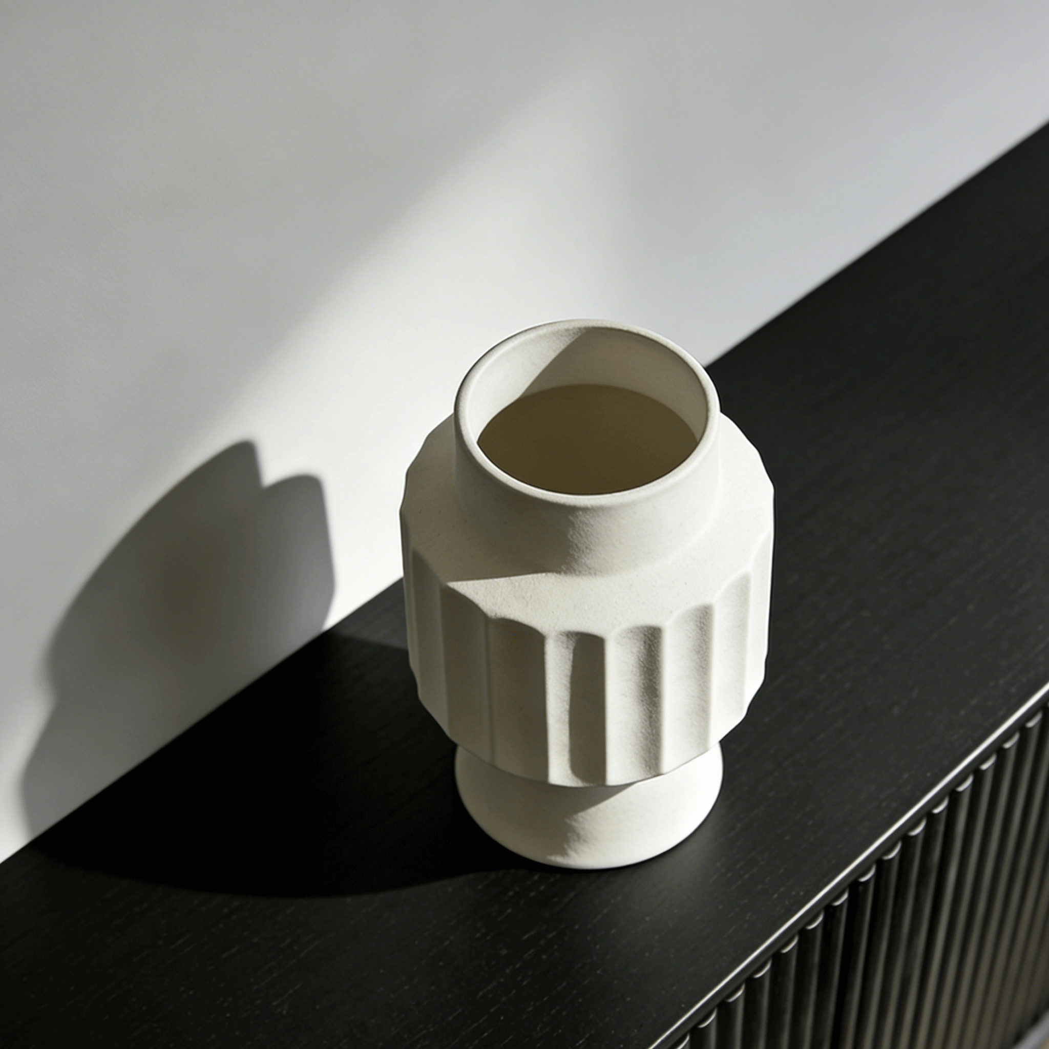 シンプルモダンな陶磁器の花瓶の正面画像