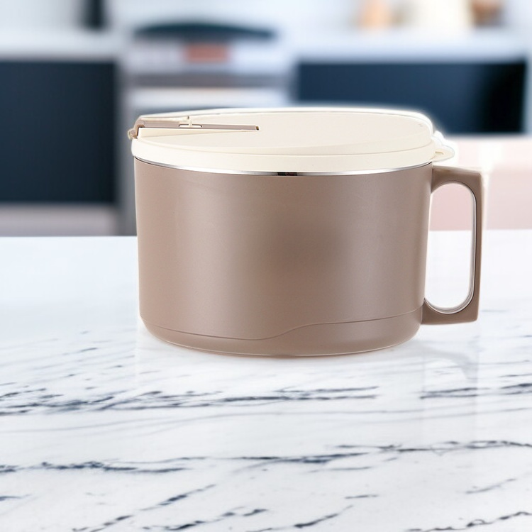 Persona disfrutando fideos instantáneos en tazón de gran capacidad