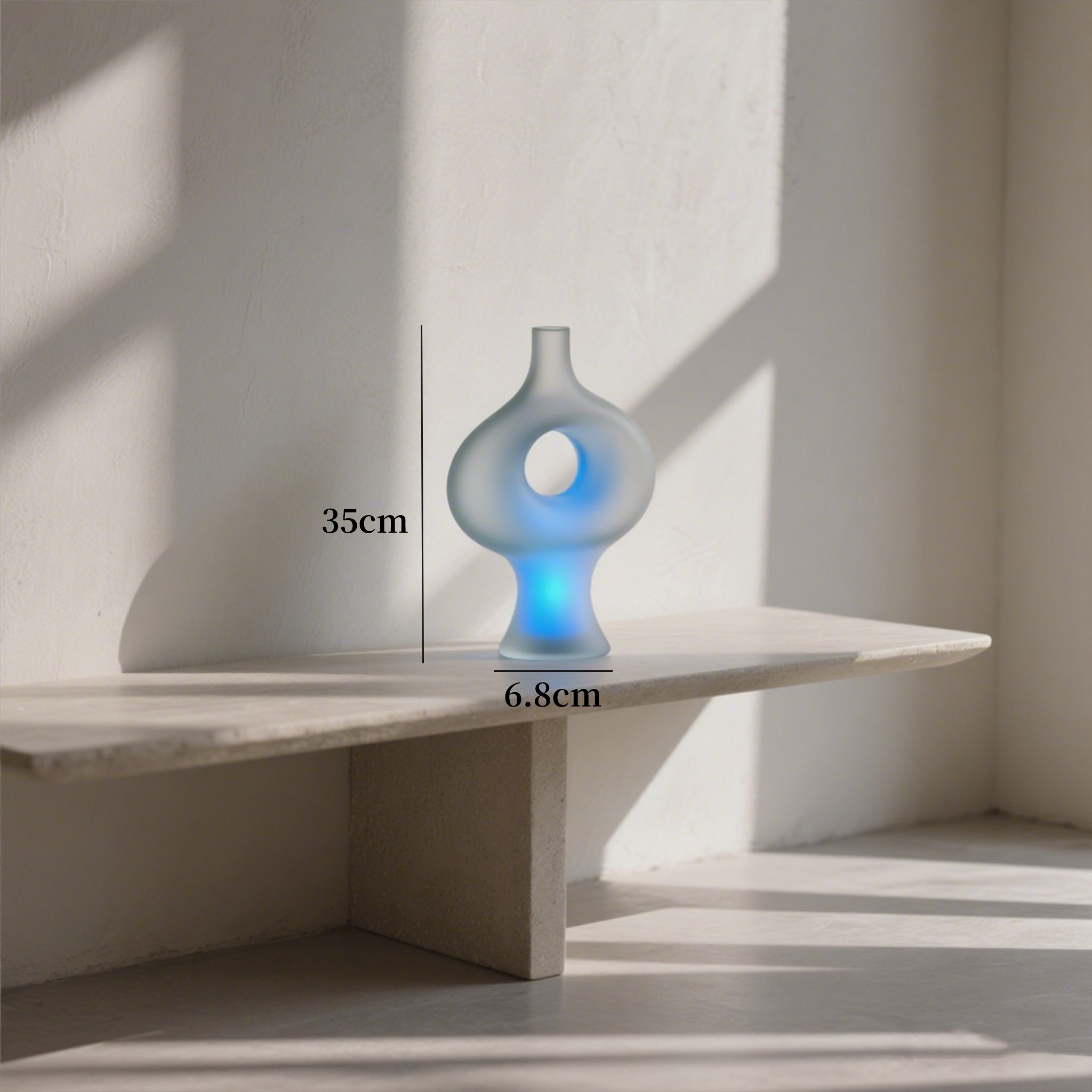 심플한 디자인의 투명 유리 꽃병