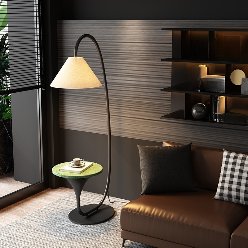 ミニマリストデザインのフロアランプ