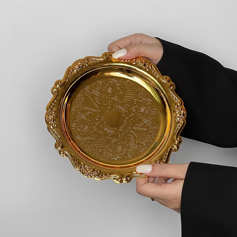 Petit plateau en métal sculpté rétro