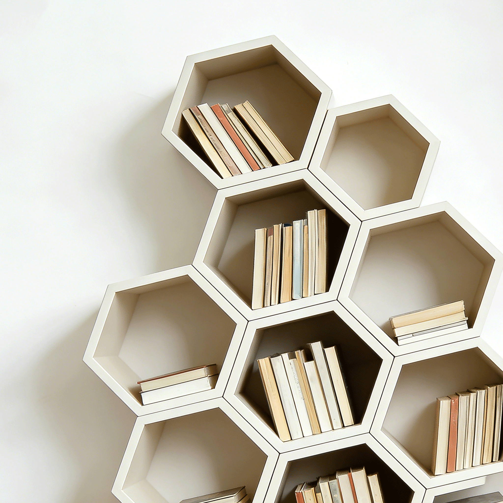 Estantería multifuncional para libros en salón moderno