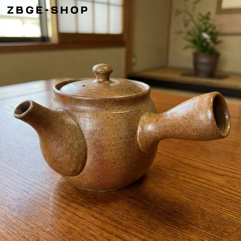 Japanische Teekanne aus Keramik auf Holztisch