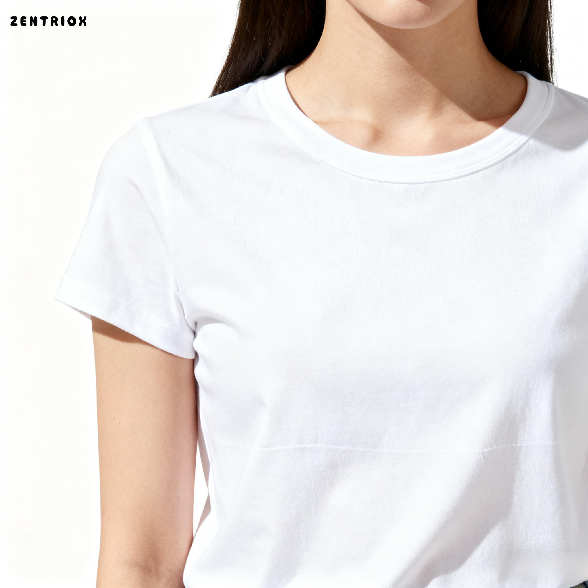 스트레이트 숄더 디자인의 화이트 티셔츠 착용샷