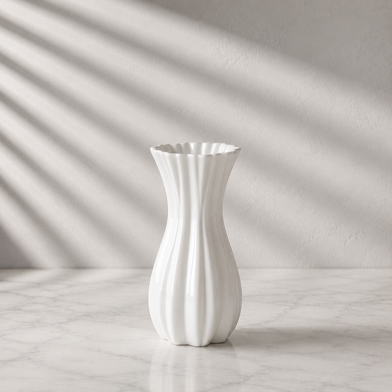 Vase im Instagram-Stil als Deko auf einem Couchtisch