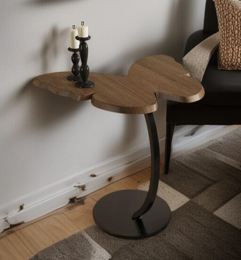 거실에 놓인 실목 나비 모양 테이블