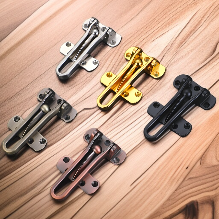 木製ドアに設置された安全防犯ロックのクローズアップ