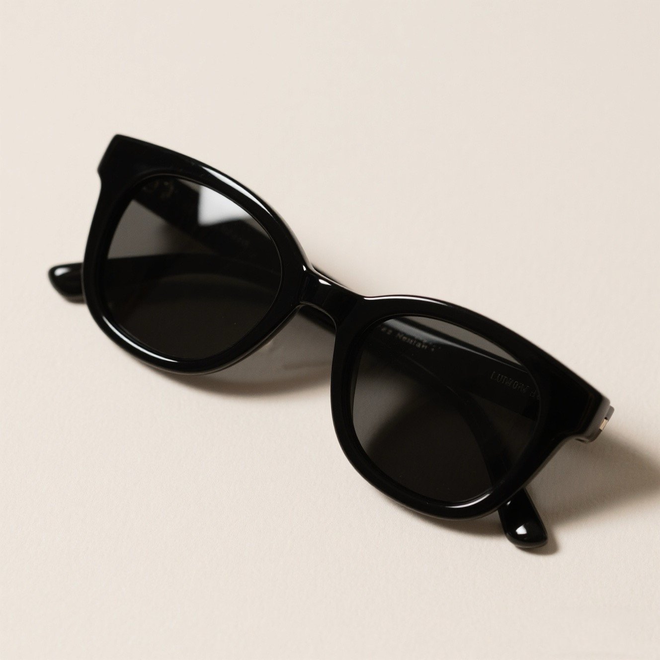 แว่นกันแดดทรงสี่เหลี่ยม ดีไซน์ทันสมัย