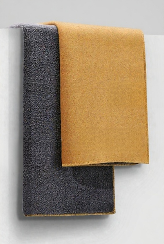 Ręcznik zamszowy podczas mycia karoserii auta