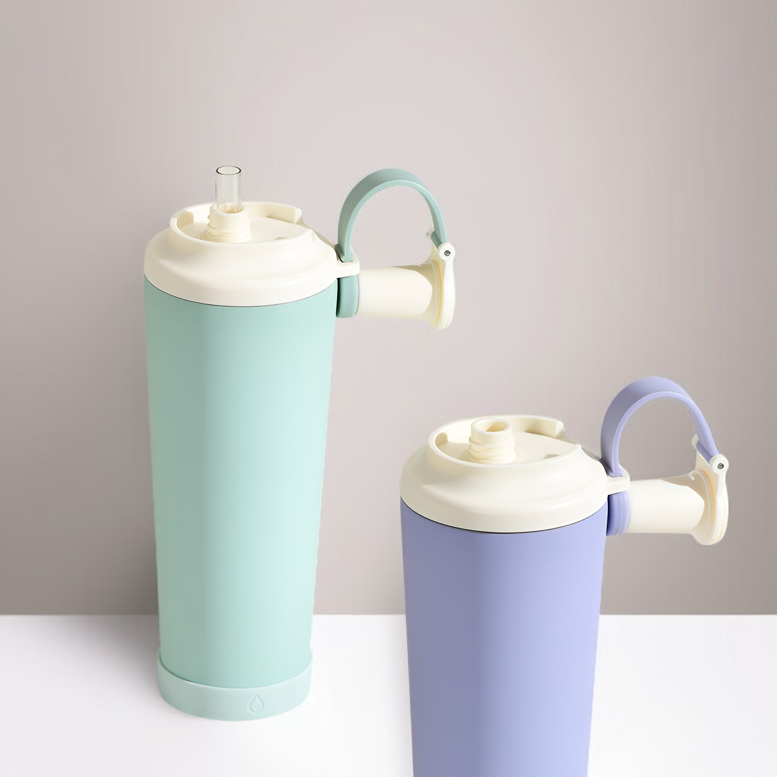 캠핑에 적합한 자석 손잡이 텀블러 사용 예시