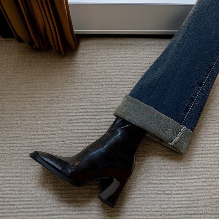 フランス風デザインのエレガントな黒色ブーツ