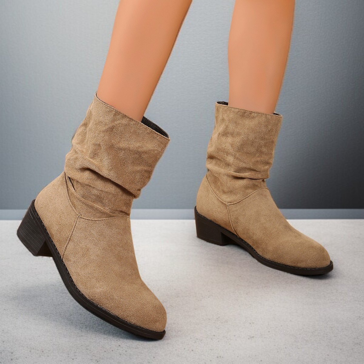 レディーススエードのゆったりとした太ヒールのショートブーツ