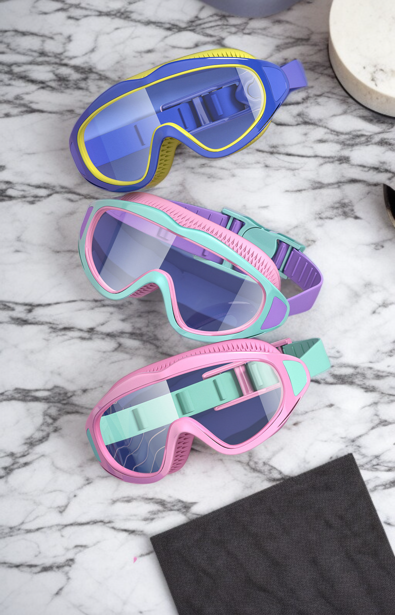 편안함을 강조한 대프레임 수경 착용샷