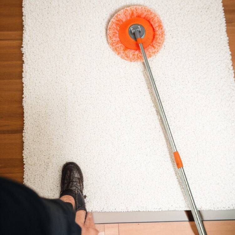 청소 브러시 헤드 교체 장면