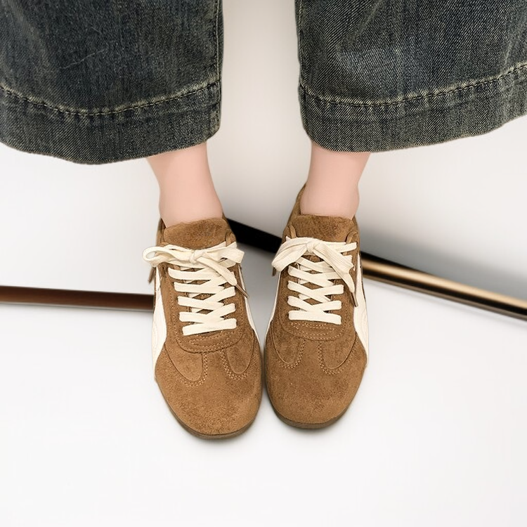 다양한 스타일링에 적합한 플랫 로우탑 슈즈