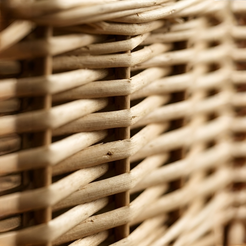 手持ち式の籐製フルーツバスケット