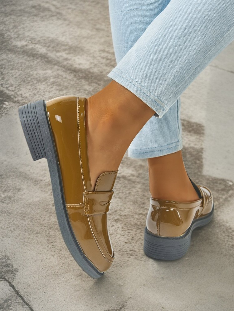 おしゃれなスリッポンローファーのサイドビュー