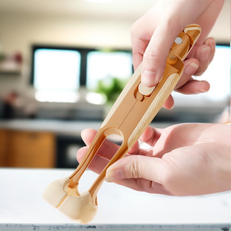 Serving hot soup with non-slip bowl clip