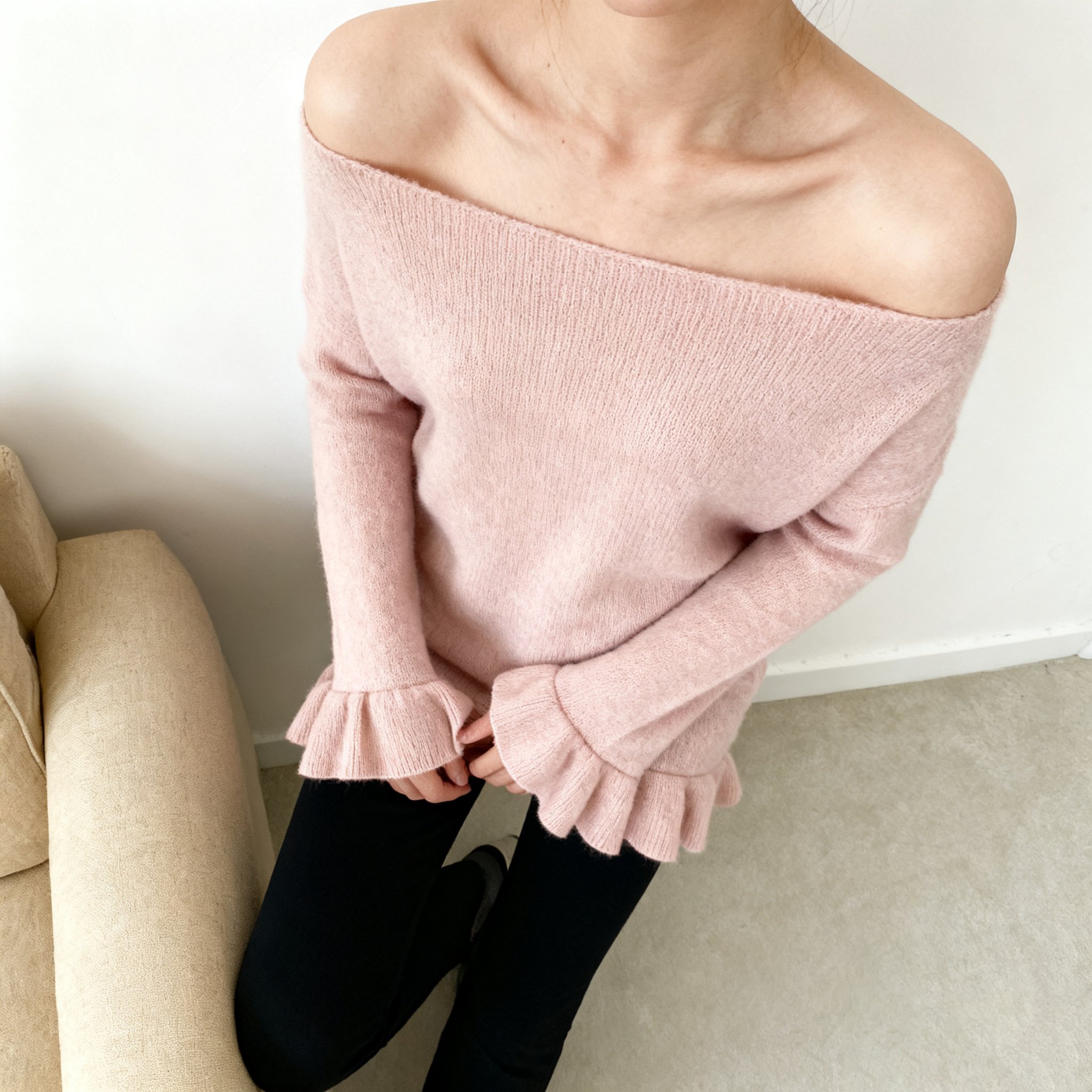 オフショルダー ラッフルスリーブセーター