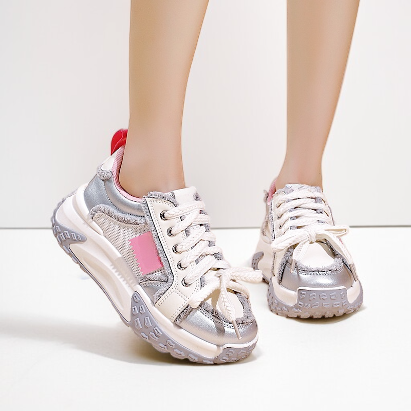 تصميم أنيق لأحذية رياضية نعل سميك