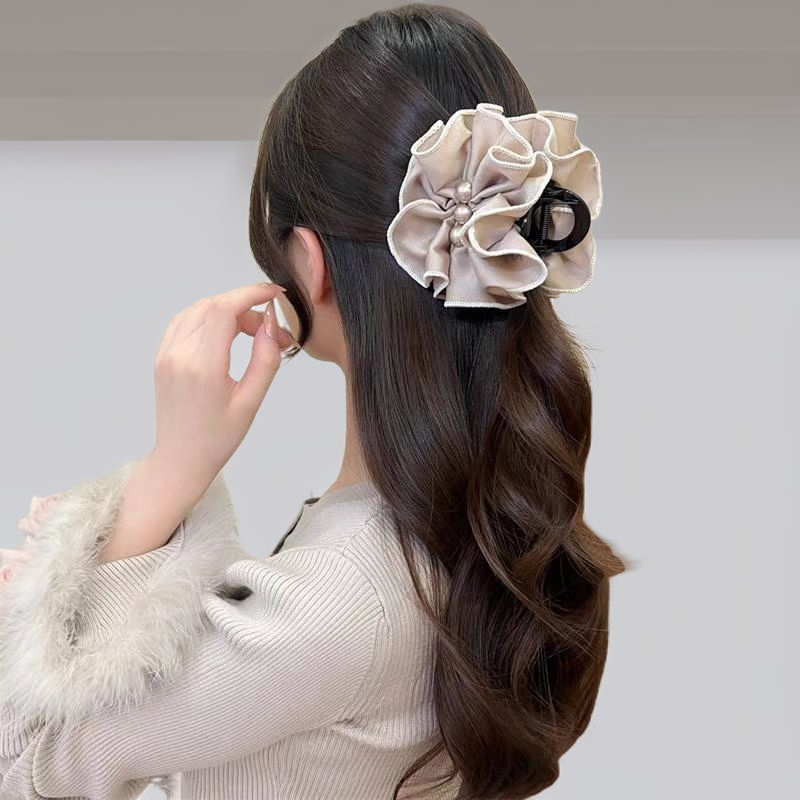 結婚式用サテンパールヘアアクセサリー着用例