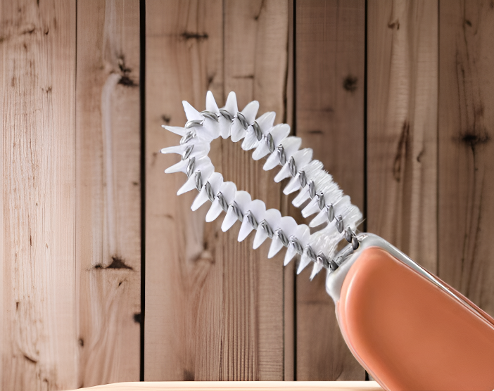 スポンジ部分で細かい汚れを除去する掃除ブラシ