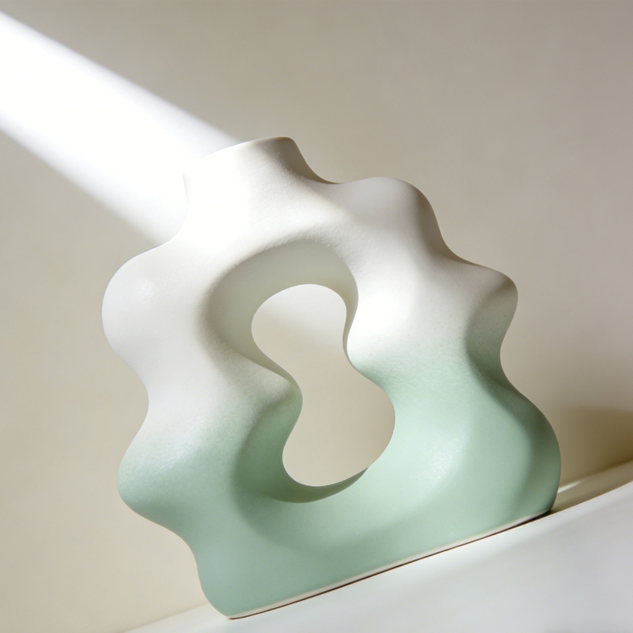 北欧風デザインの陶器オブジェ