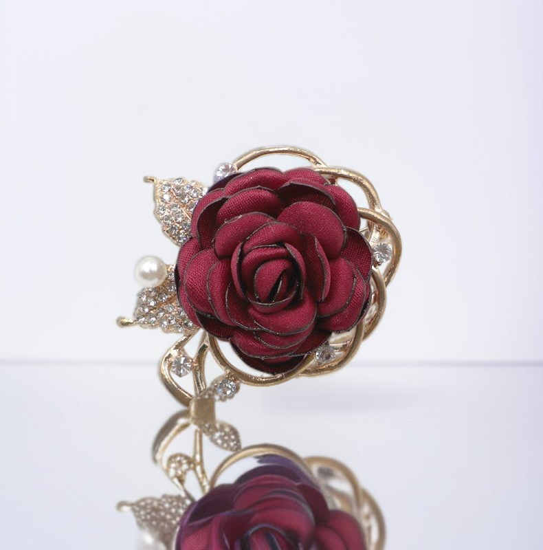 Blumenbrosche als modisches Accessoire