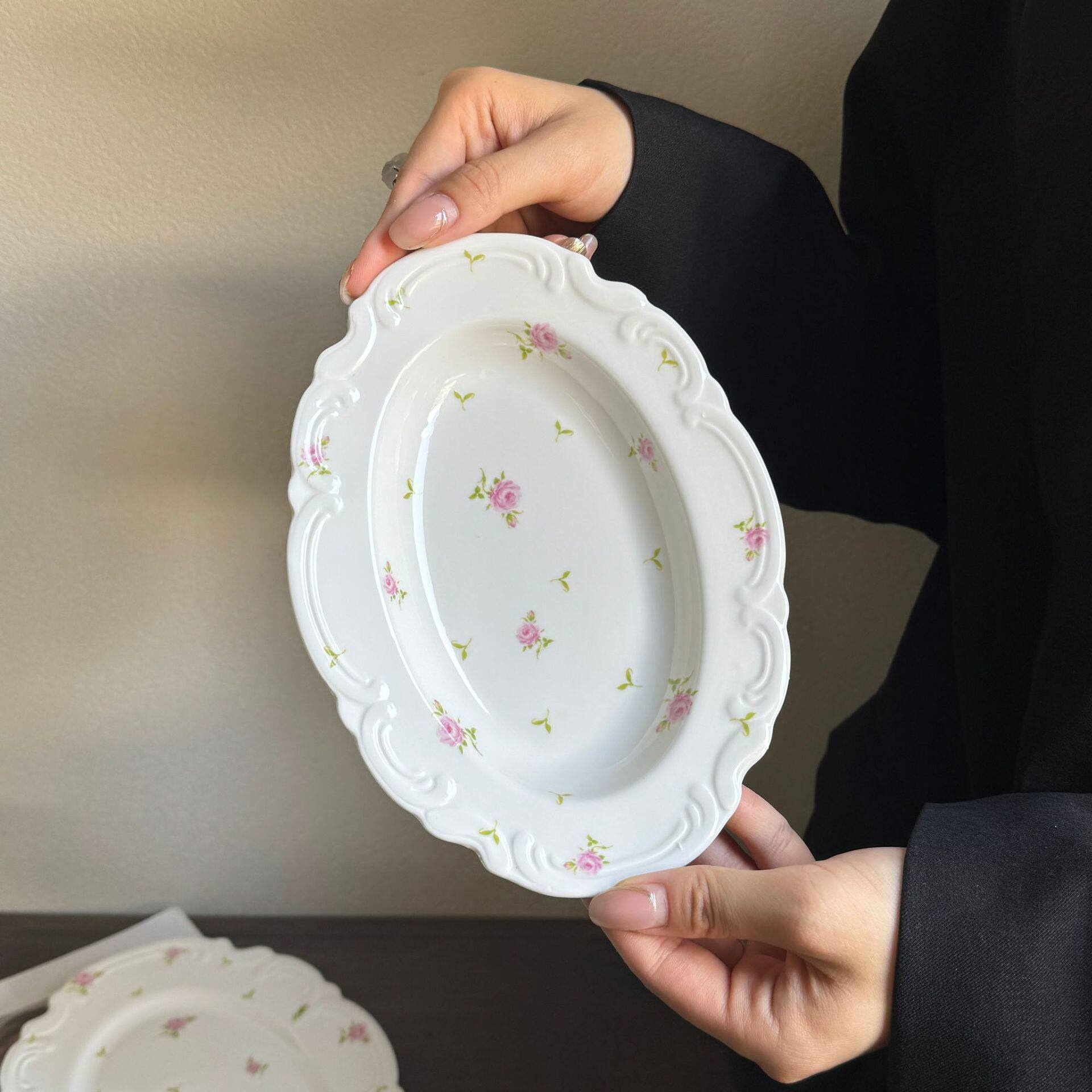 Assiette en céramique relief roses style vintage français