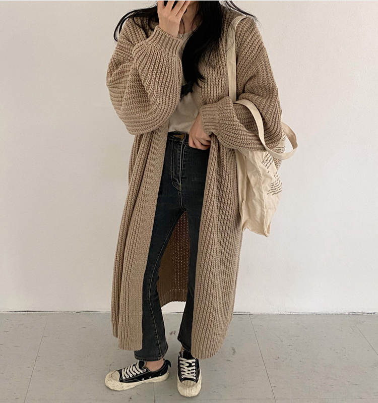 나른한 무드의 여성 니트 카디건 스타일링