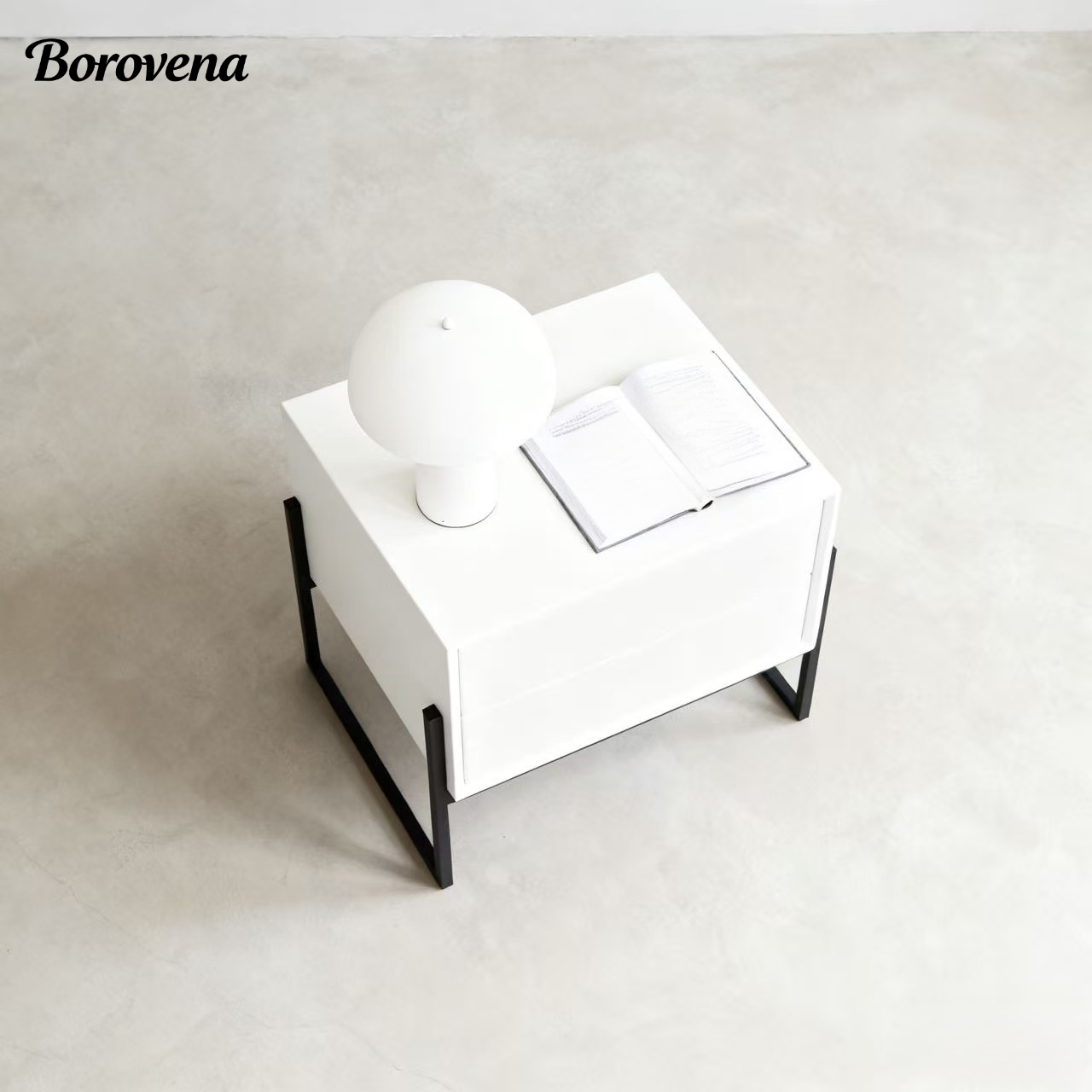 クリーム色のベッドサイドテーブル、モダンでミニマリストなスタイル、寝室のベッドの横にある小さな収納キャビネット。