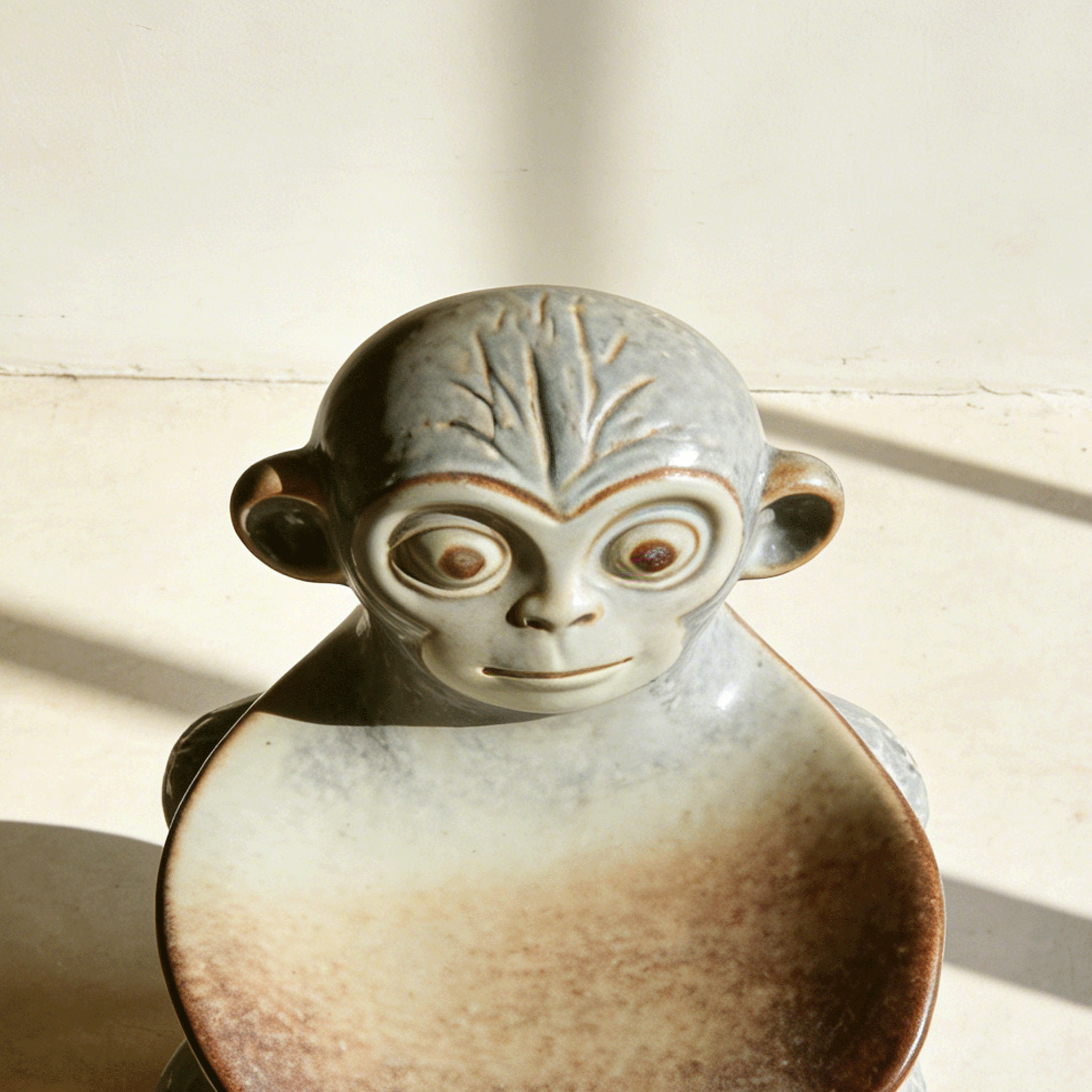 ของตกแต่งโต๊ะเก็บของรูปทรงลิง ดีไซน์สร้างสรรค์ (แพ็คคู่)