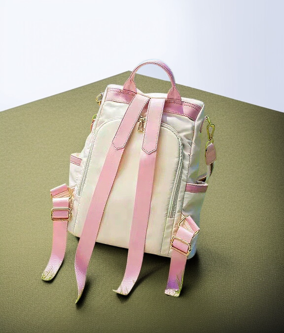 백팩을 메고 여행하는 남성 모델