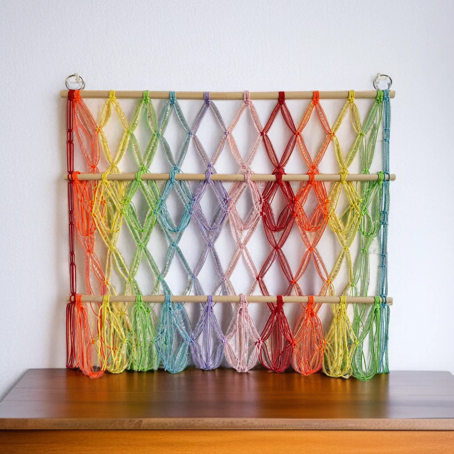 거실에 놓인 감각적인 짠 수납장