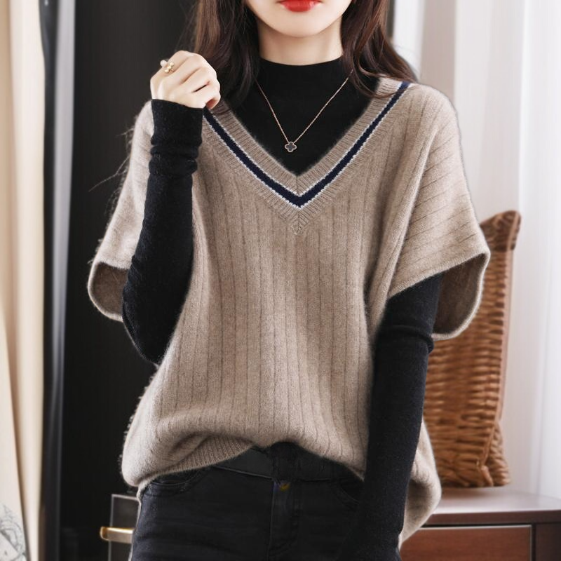ニットの底の外にゆるいセーターの馬甲女性vネックの肩のセーターの外にゆるい馬甲がついている