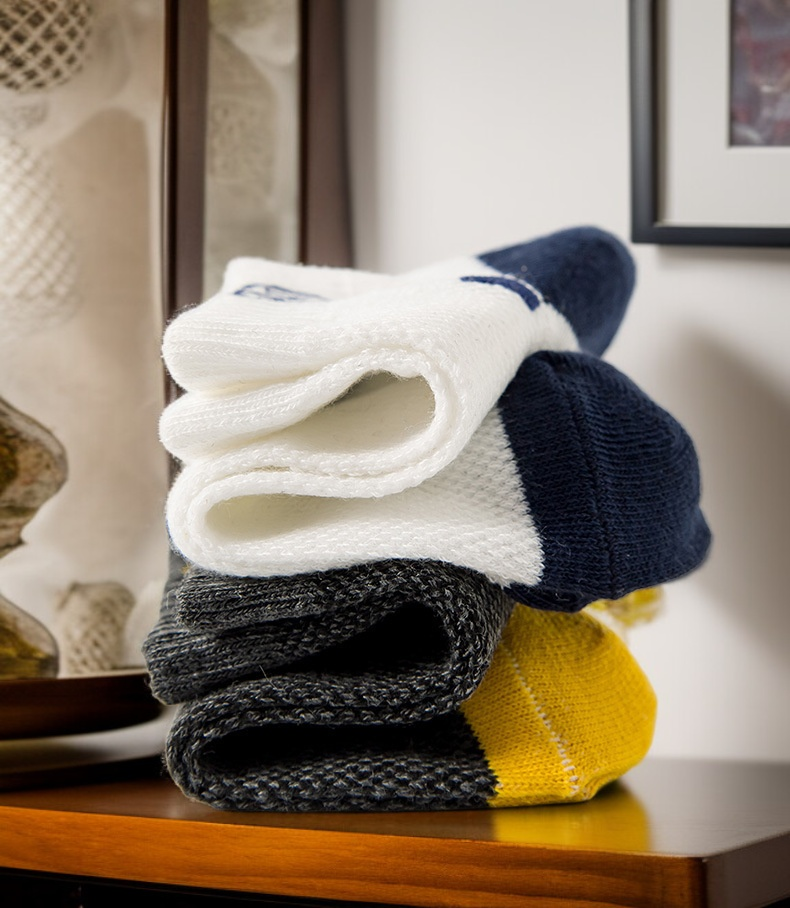 薄手タイプのソックスを履いた足元