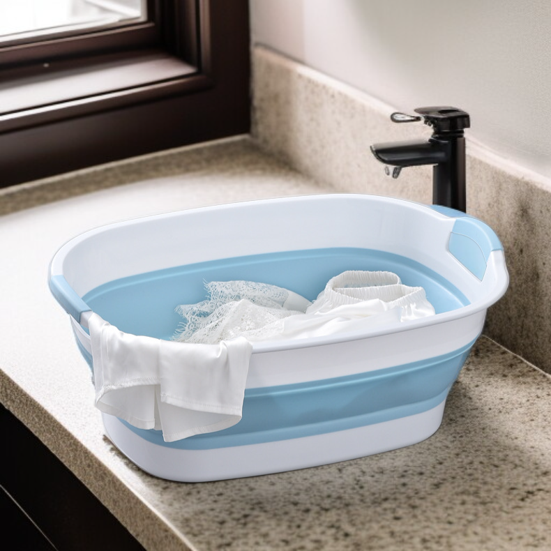 ベビーバスタブで赤ちゃんを入浴させる様子