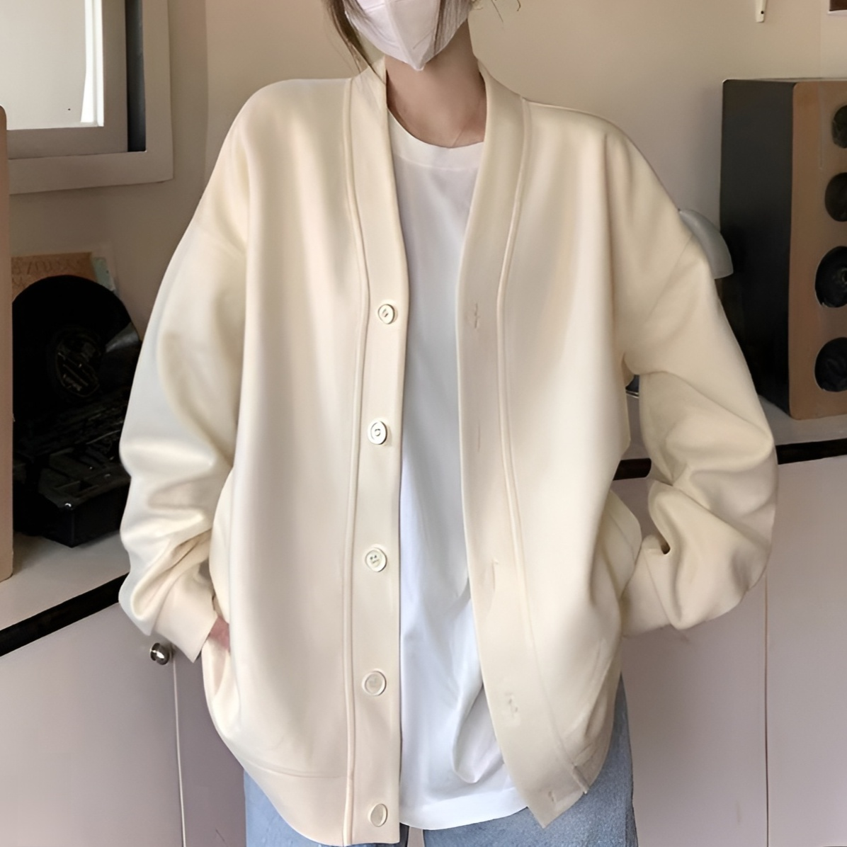 ボタン付きVネックスウェット上着ディテール写真