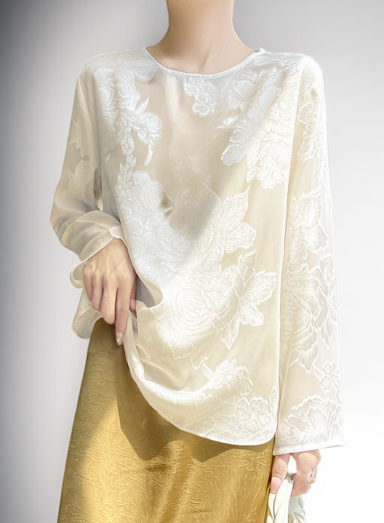 중국풍 패턴이 돋보이는 새틴 블라우스 디자인