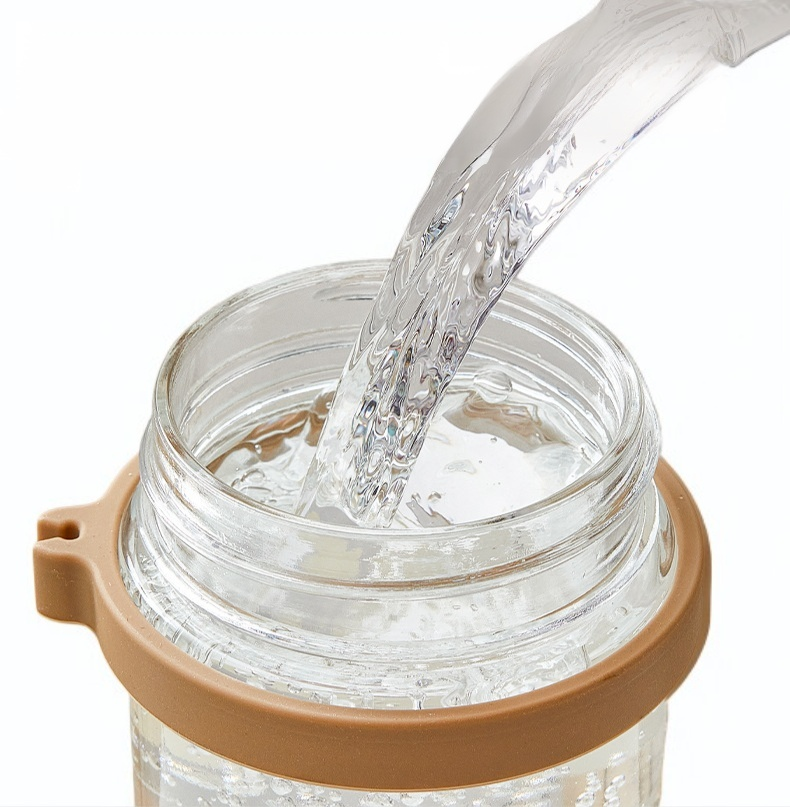 Desayuno fácil y rápido con vaso de cereal y yogur