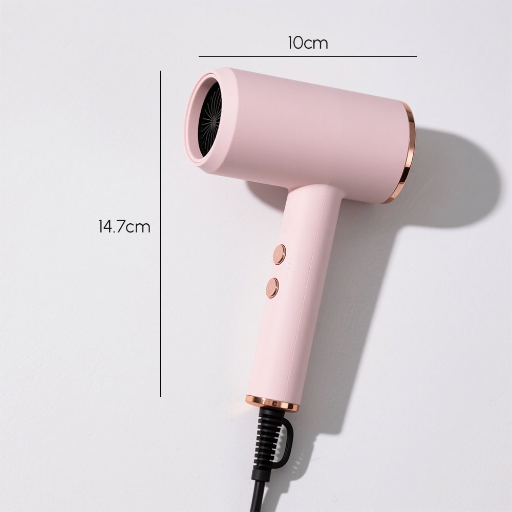 Fén s negativními ionty při použití na dlouhé vlasy