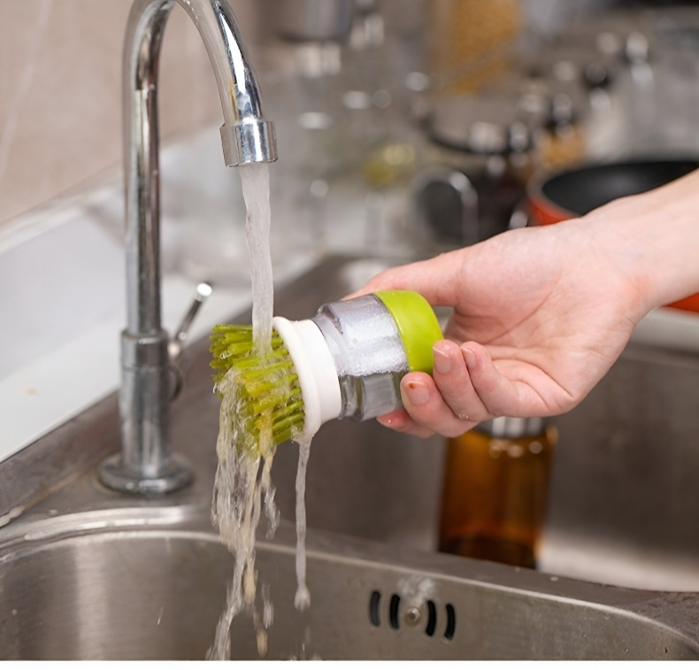 水に濡れても性能維持するクリーニングブラシ