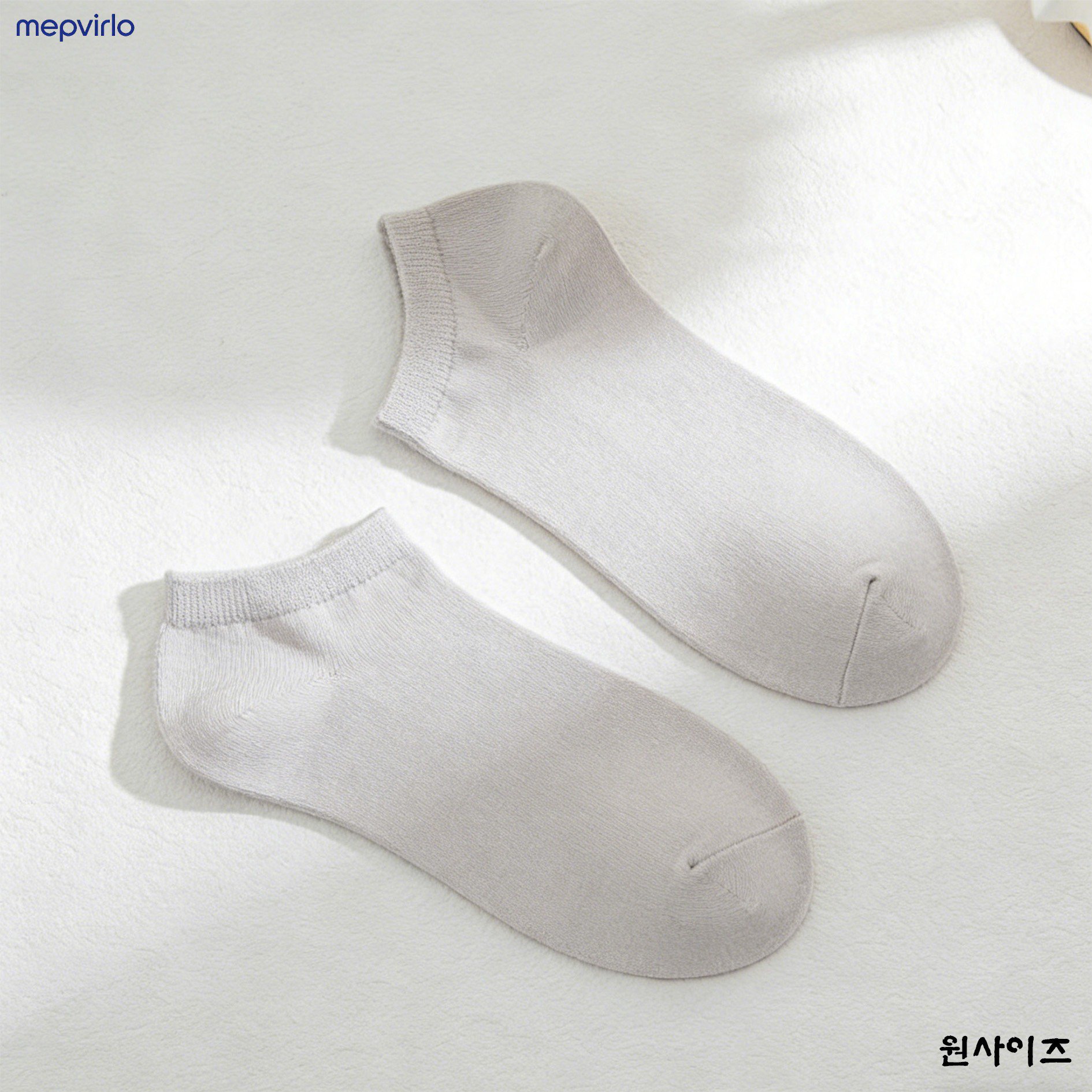 연회색 발목 양말 착용 예시