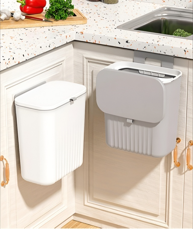 垃圾桶掛於櫥櫃門板示意