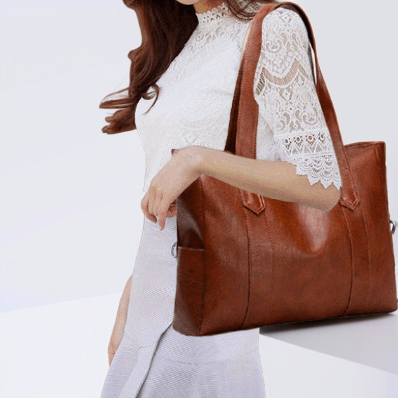 تفاصيل الجيب الداخلي لحقيبة بسعة كبيرة