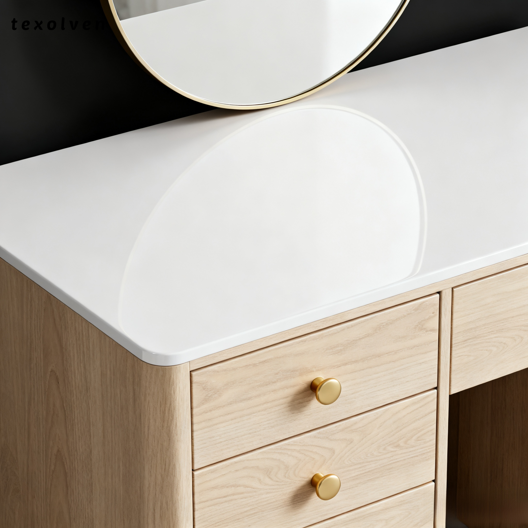 가볍고 견고한 원목 소재 화장대 근접 사진